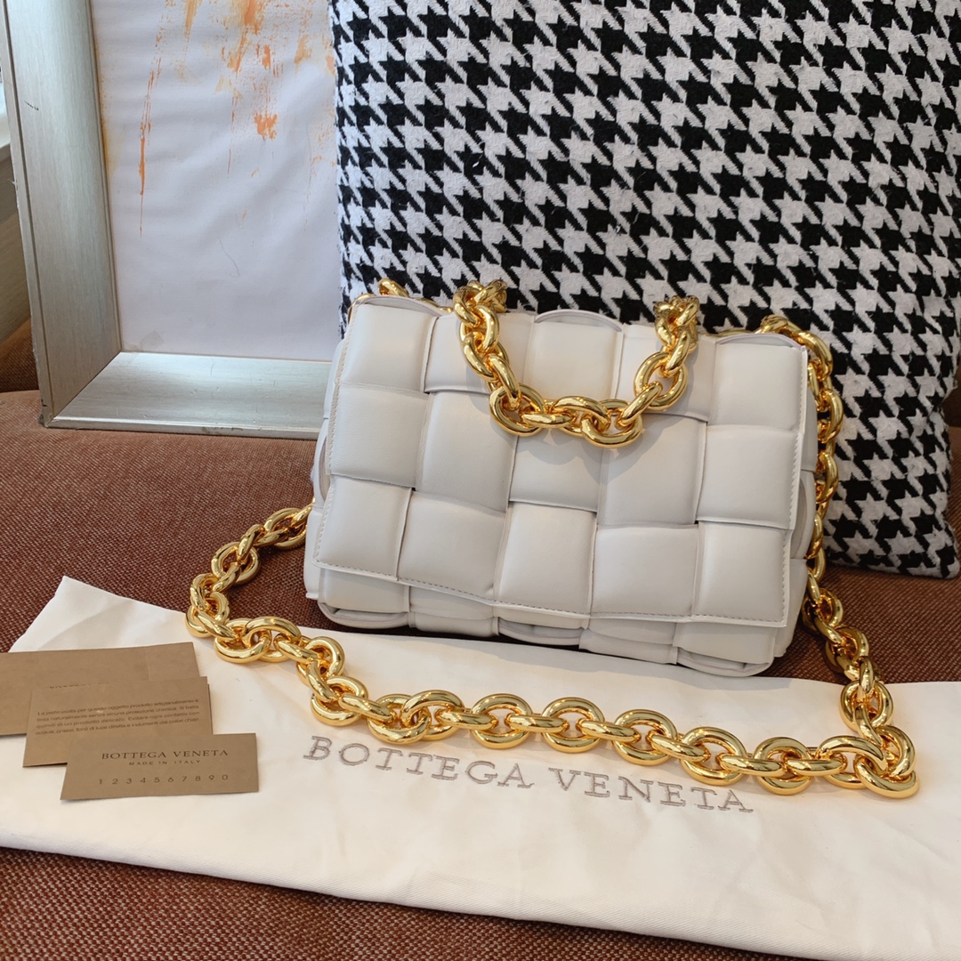 bo*te*ga Ve*ne*ta padded cassette bag-26*18*8cm