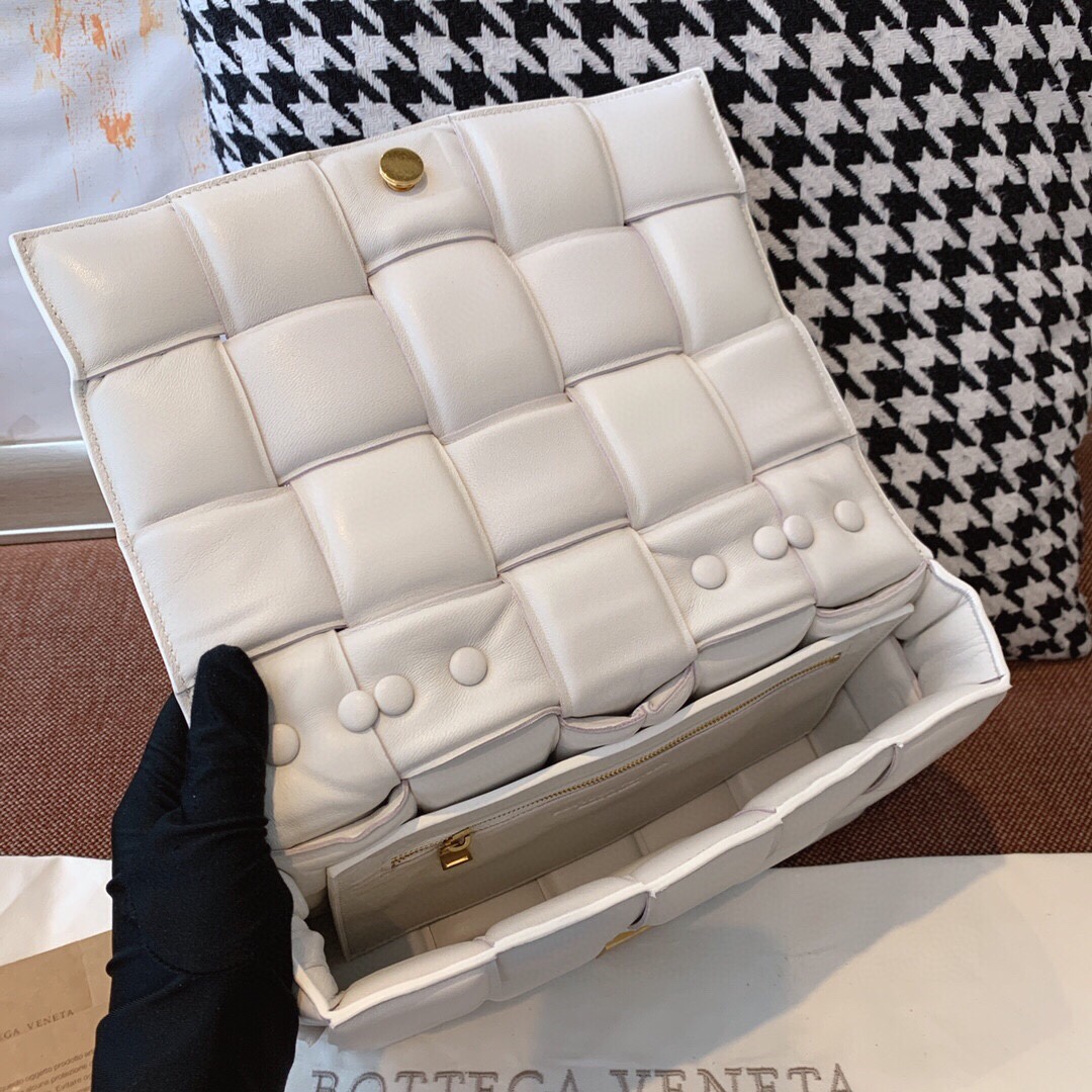 bo*te*ga Ve*ne*ta padded cassette bag-26*18*8cm