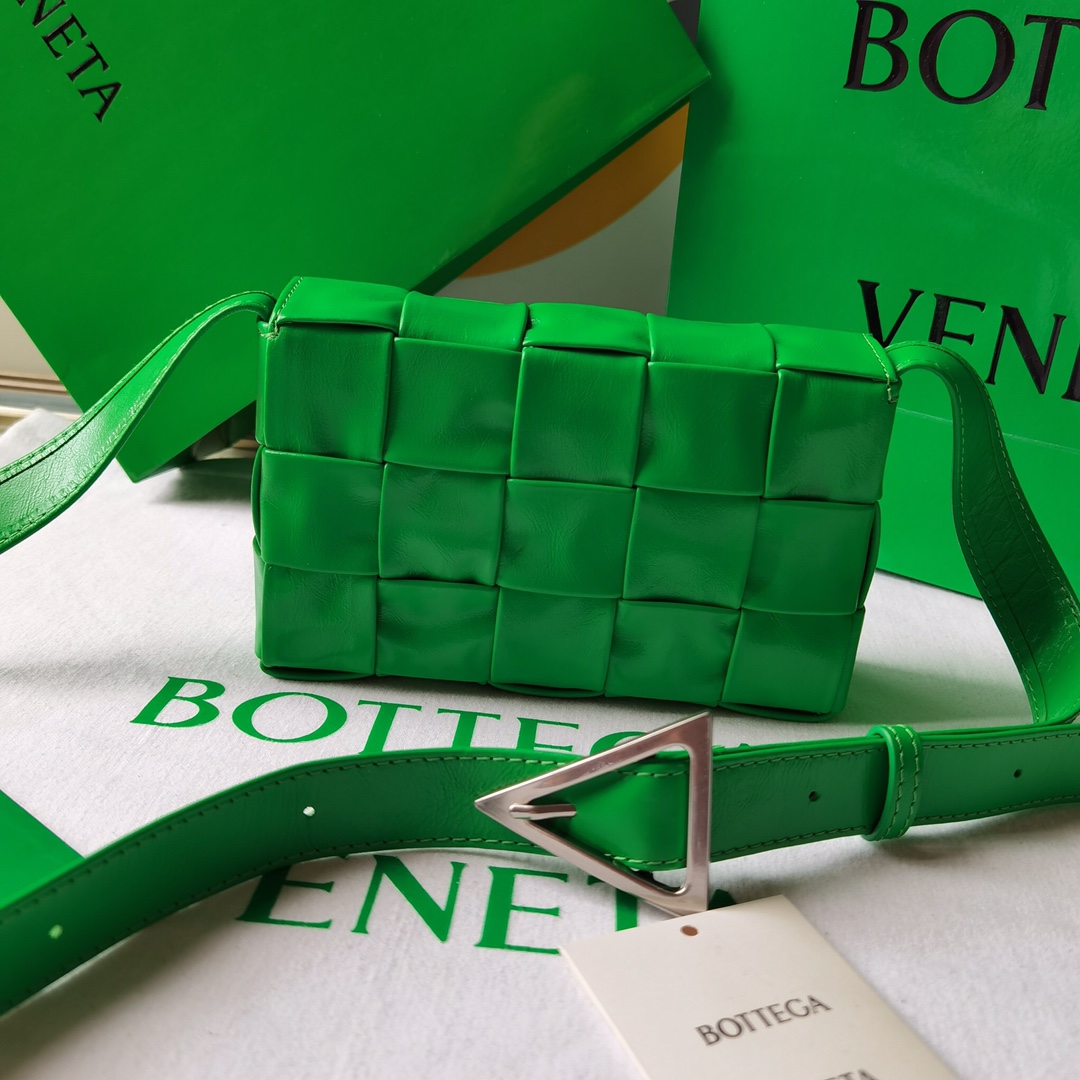 bo*te*ga Ve*ne*ta cassette bag-17.5x10.5x3.5cm
