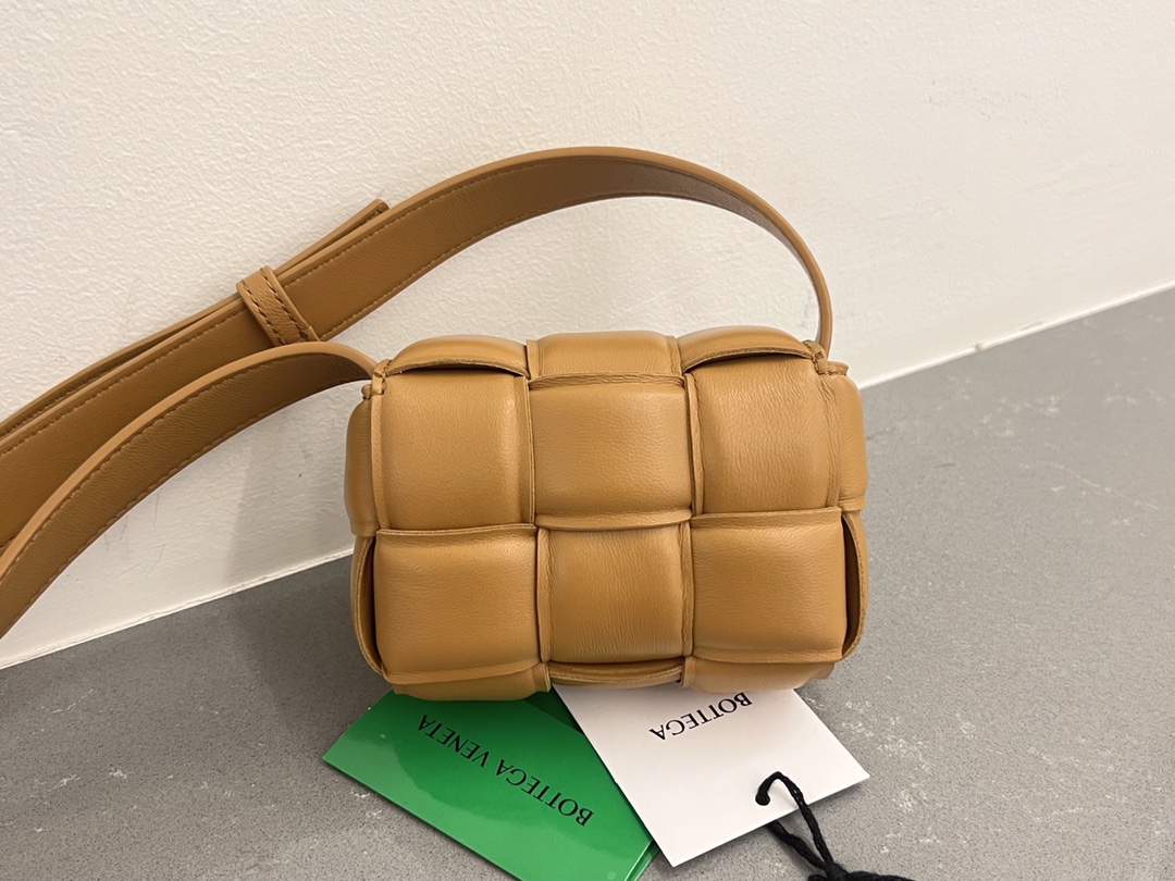 bo*te*ga Ve*ne*ta padded cassette bag-12*8*4cm