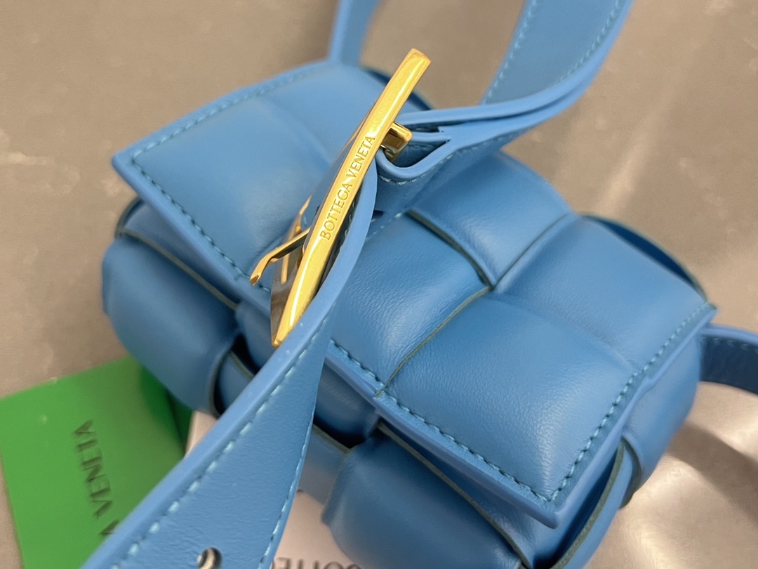 bo*te*ga Ve*ne*ta padded cassette bag-12*8*4cm