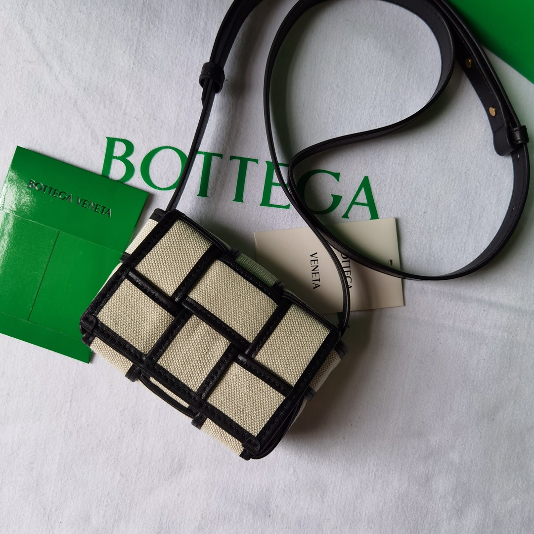 bo*te*ga Ve*ne*ta cassette bag-12x8x4cm