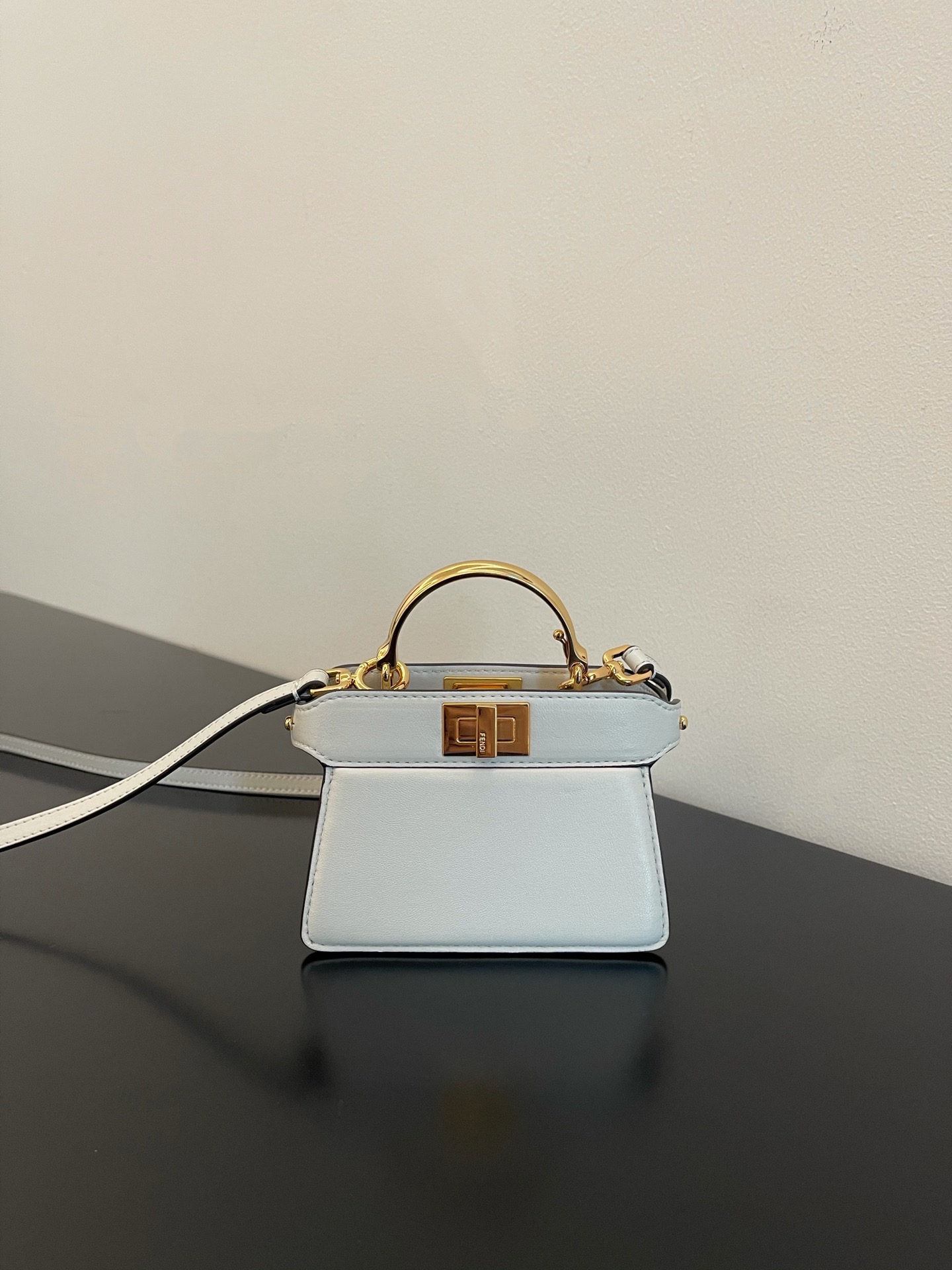 F**di peekabooiseeu micro-11x8x8cm