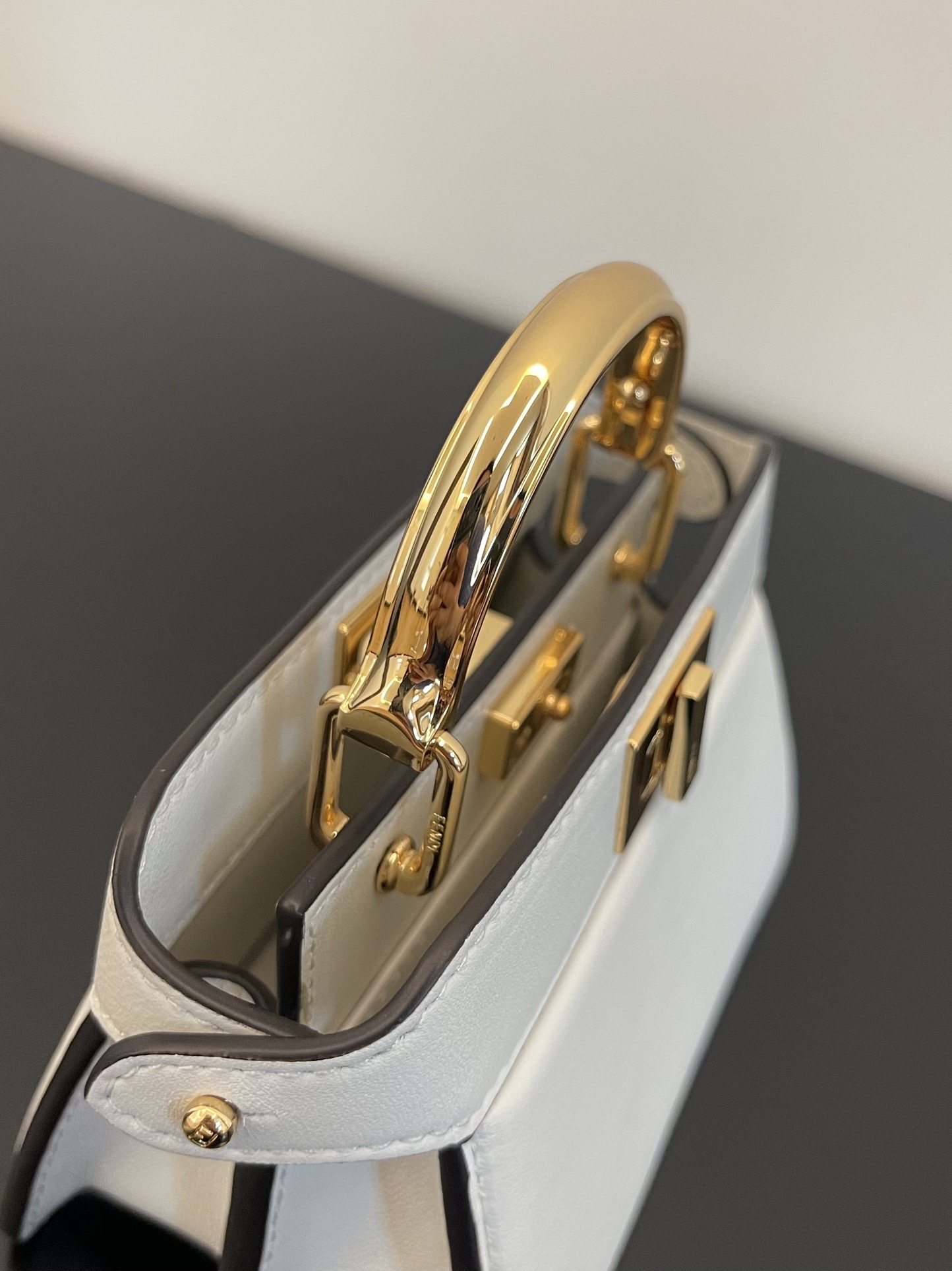 F**di peekabooiseeu micro-11x8x8cm