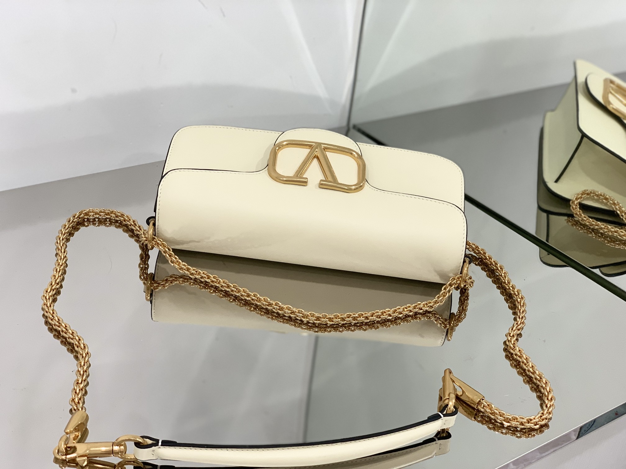 Va1e*ntin0 garavani locò shoulder bbag in calfskin with metallic vlogo-27*13*6cm