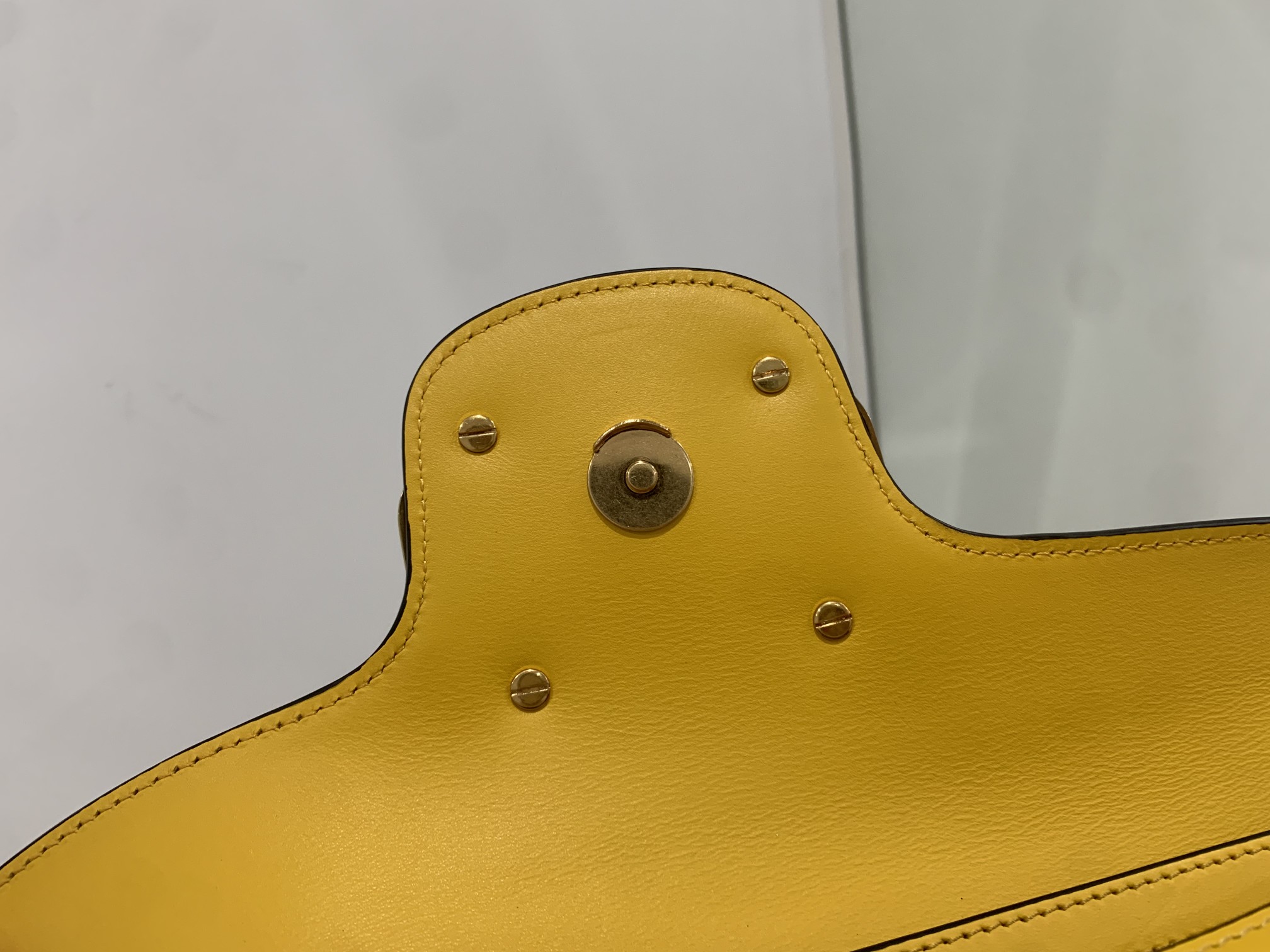 Va1e*ntin0 garavani locò shoulder bbag in calfskin with metallic vlogo-27*13*6cm