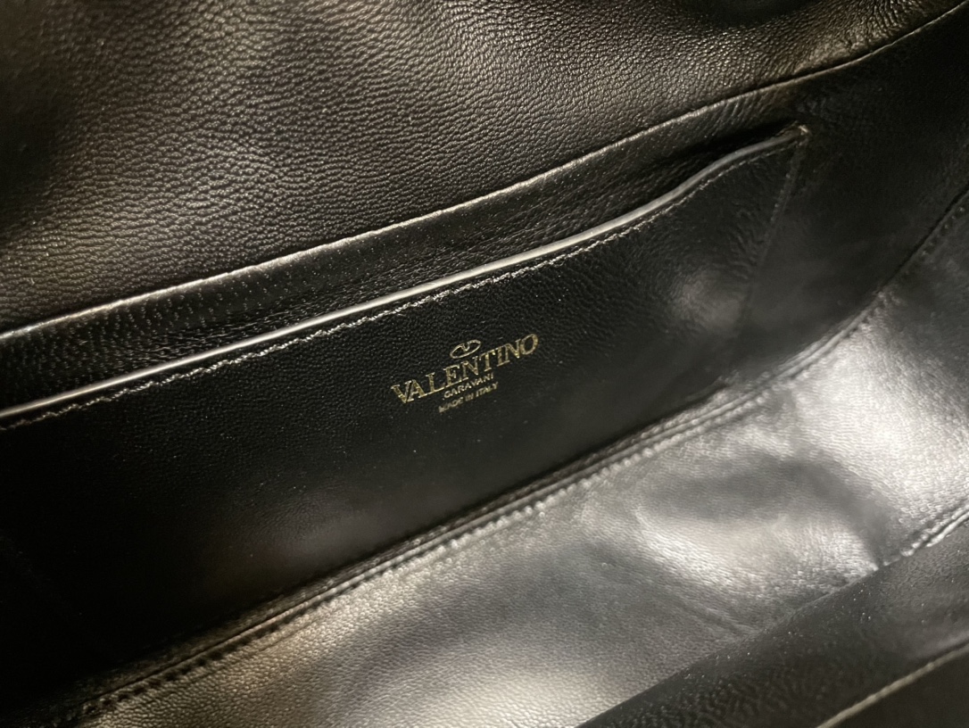 Va1e*ntin0 garavani studsign-28*22*7cm