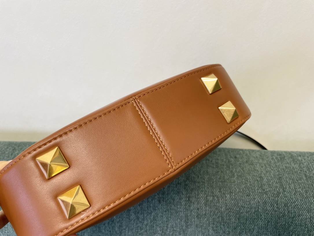 Va1e*ntin0 garavani studsign-26*30*7cm