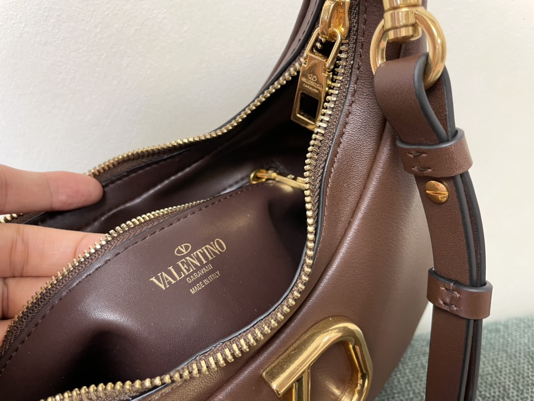 Va1e*ntin0 garavani studsign-26*30*7cm