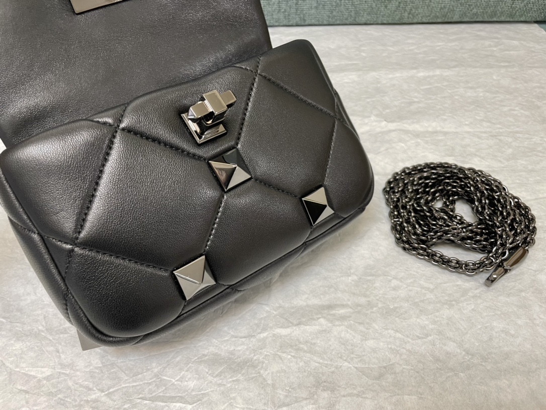 Valentin0 Garavani Roman Stud-Mini Size-19x13x6CM