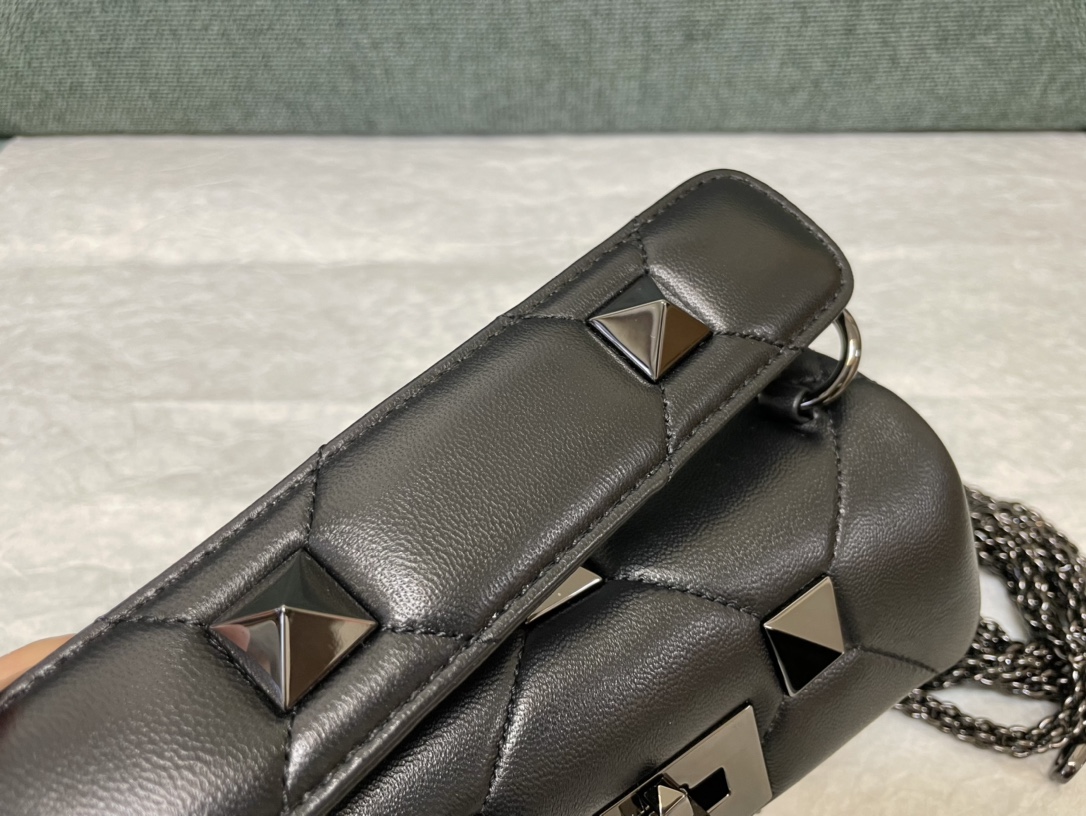 Valentin0 Garavani Roman Stud-Mini Size-19x13x6CM