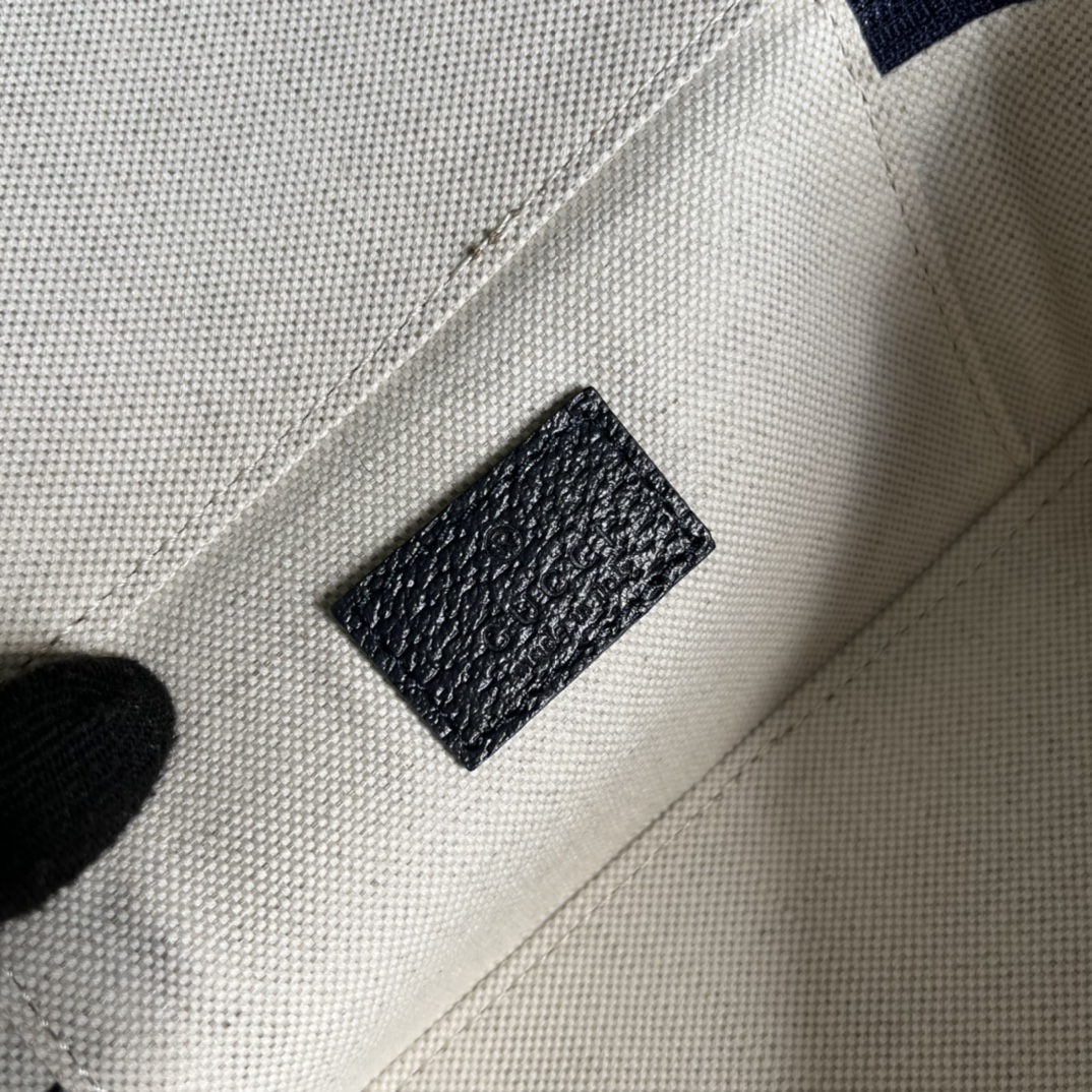 G*u*i pouch-22*8*14cm