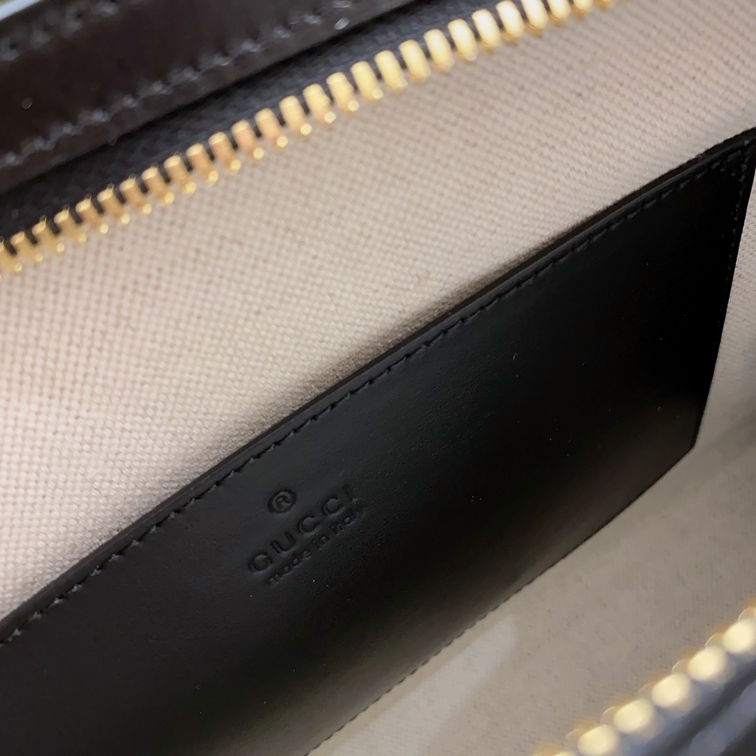 G*u*i pouch-26*20*6cm