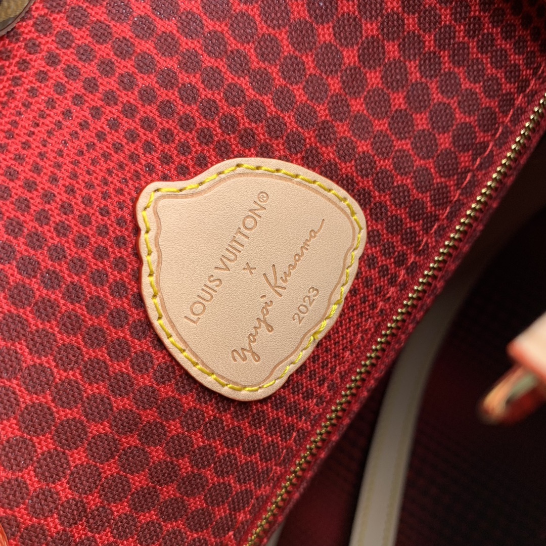 l0*is V*t0n x ykonthego handbag-35 x 27 x 14 cm