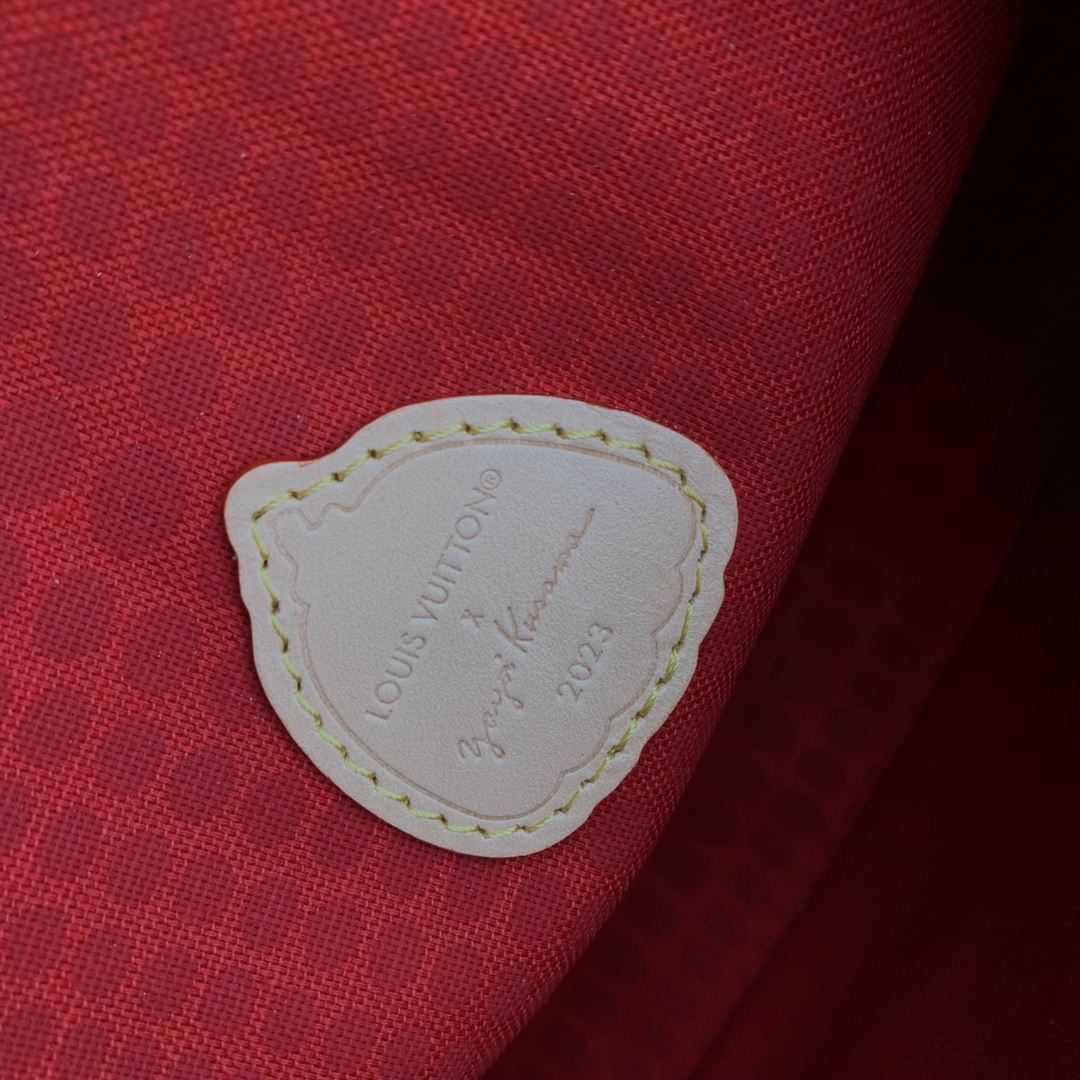 l0*is V*t0n cloakroom dopp kit pouch-15 x 24 x 15cm