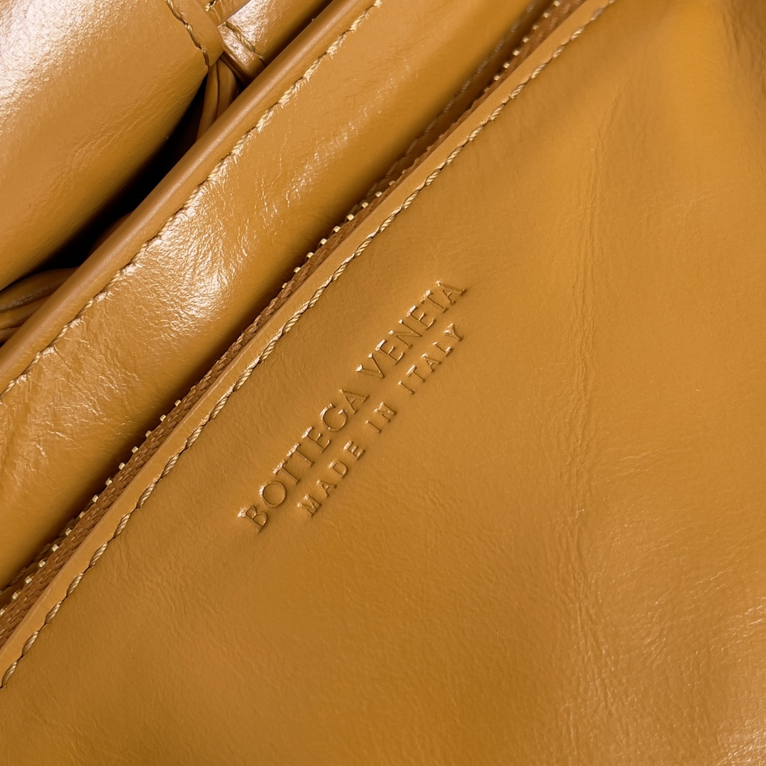 bo*te*ga Ve*ne*ta cassette bag-19*4*12cm