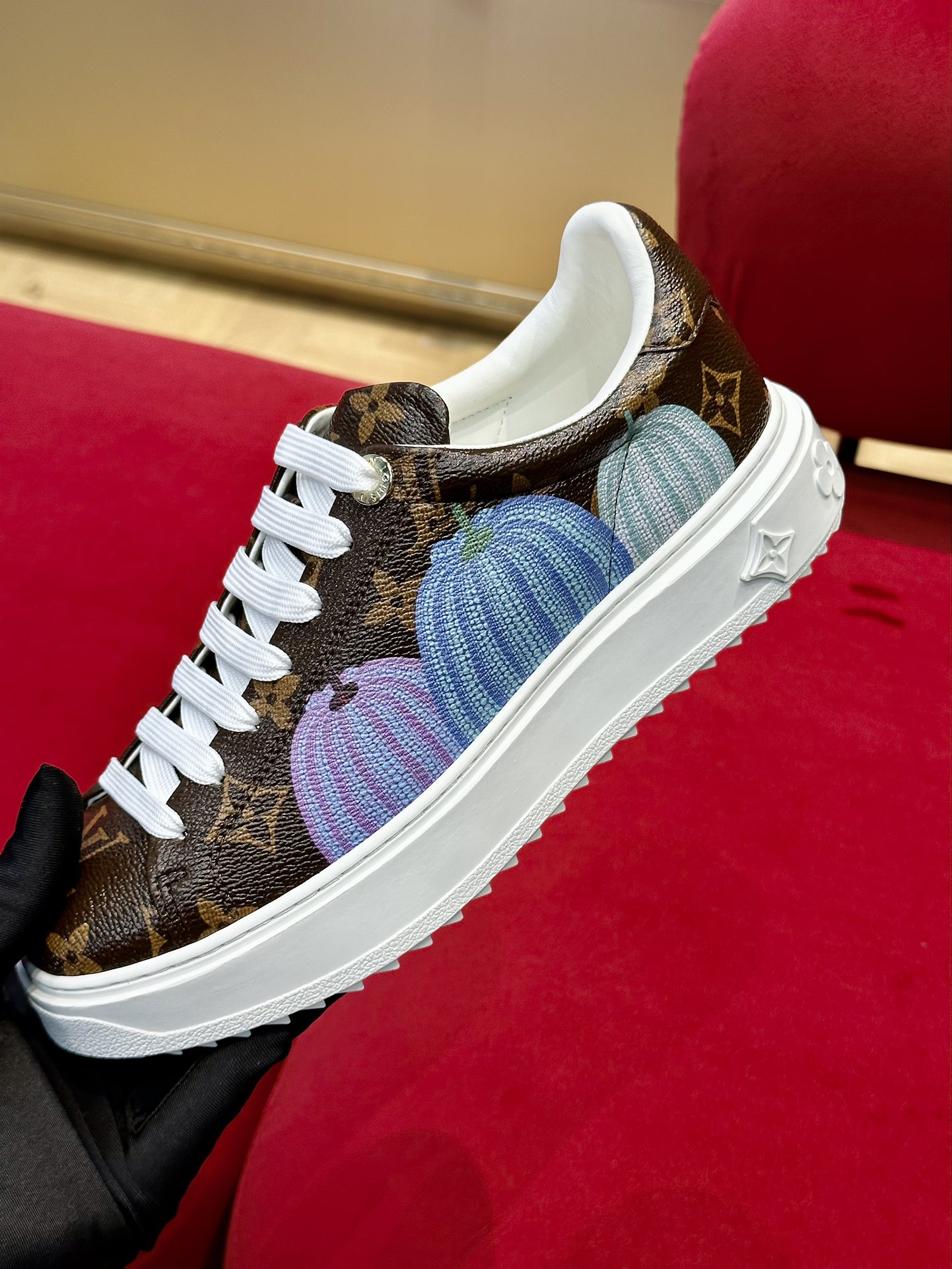 l0*is V*t0n time out sneaker