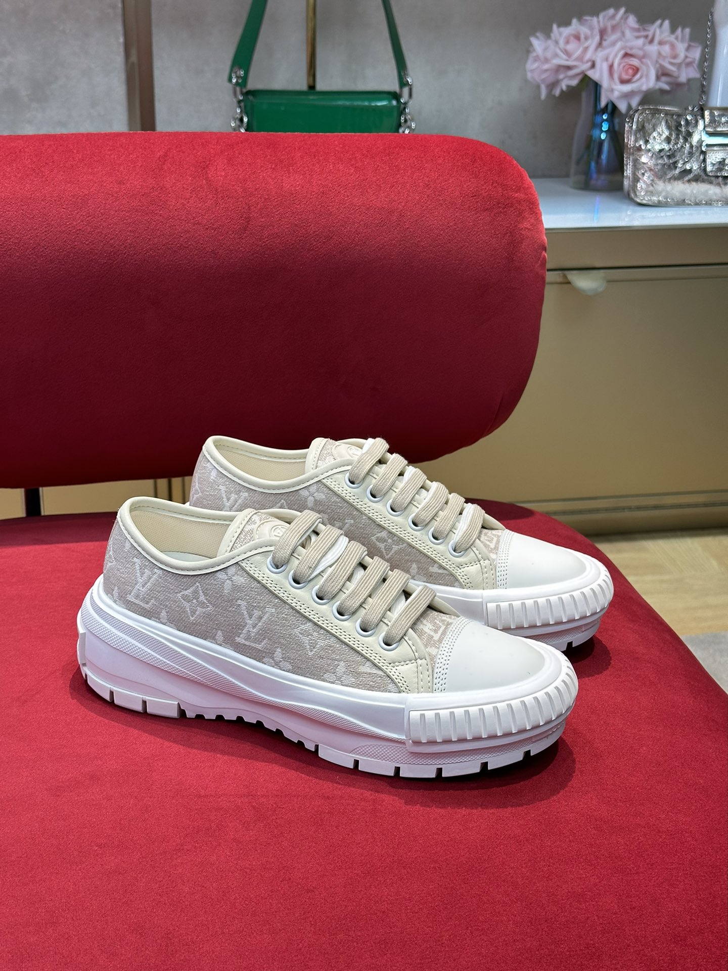 l0*is V*t0n squad sneaker