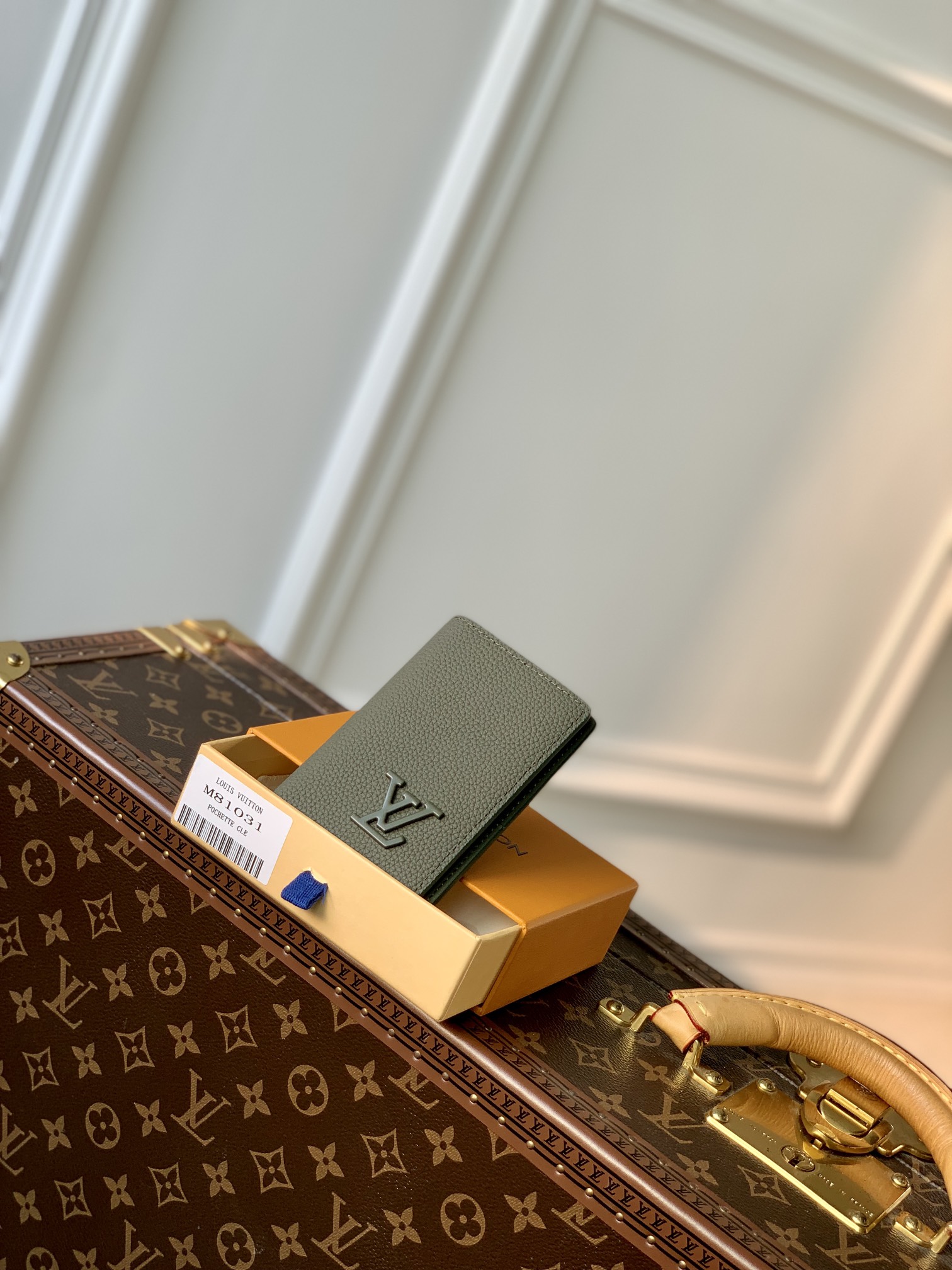 l0*is V*t0n aerogram wallet-8 x 11 x 1cm