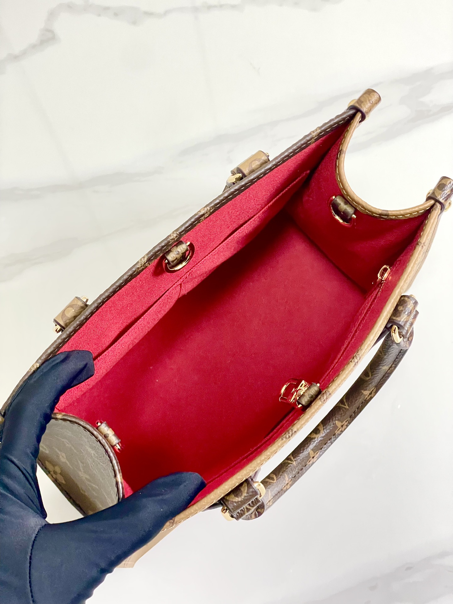 l0*is V*t0n onthego handbag-25*19*11.5 cm