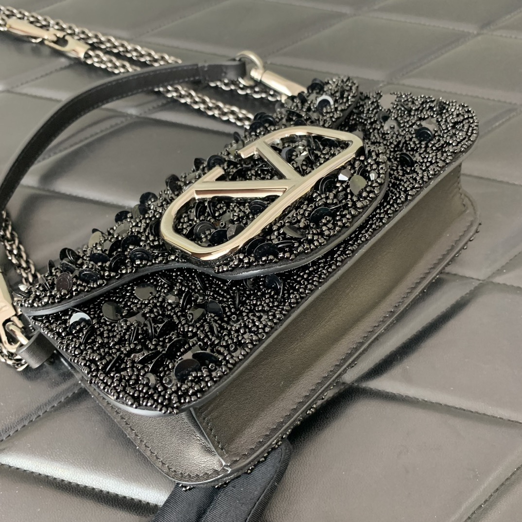 Va1e*ntin0 garavani mini loc-19✖️10.5✖️5cm