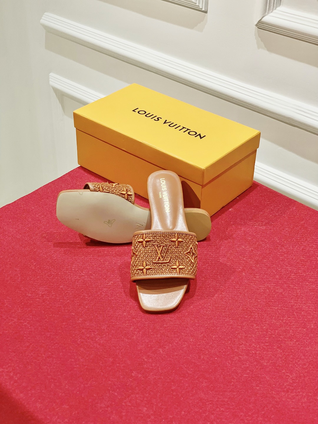 l0*is V*t0n slippers