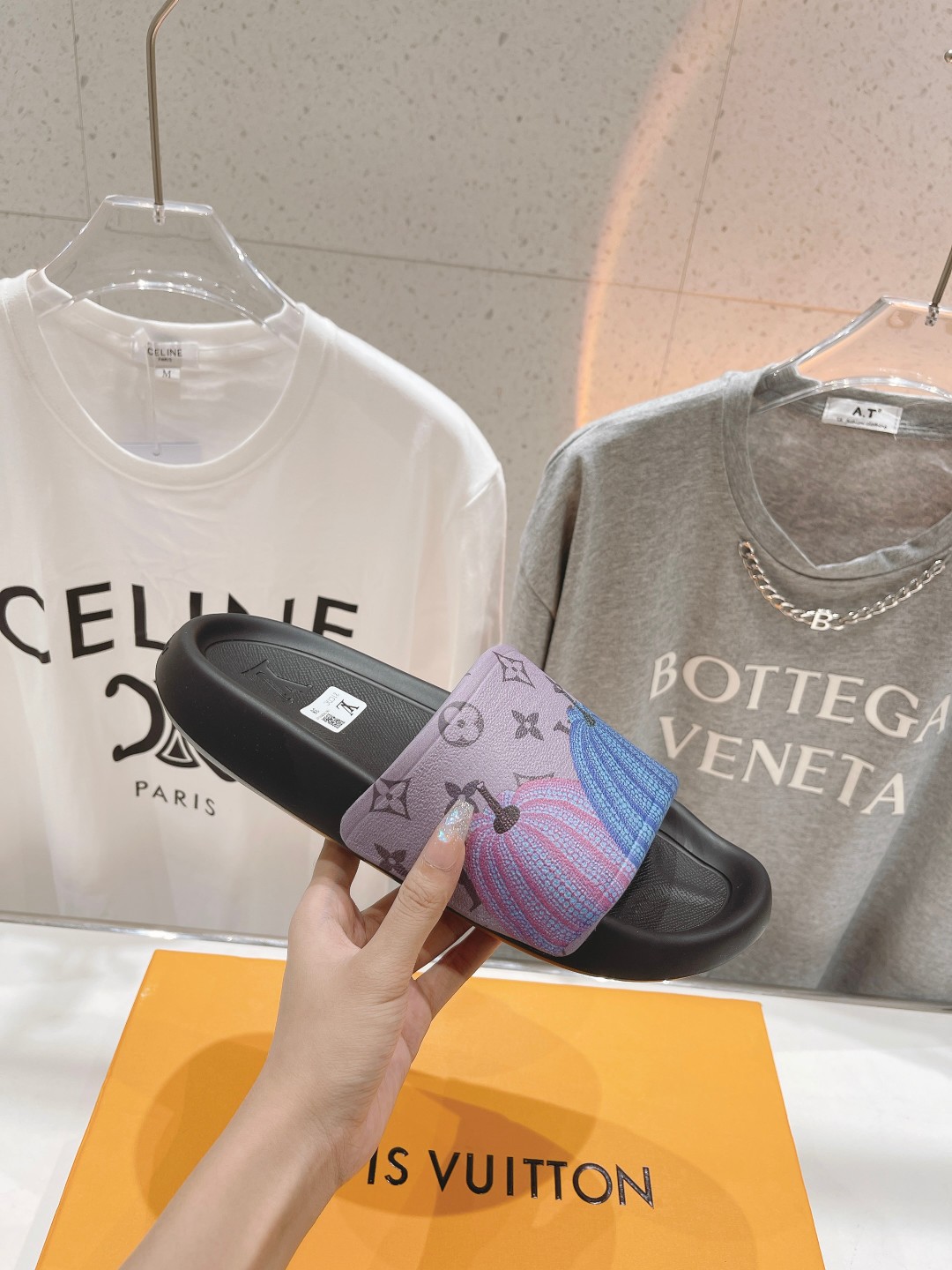 l0*is V*t0n slippers