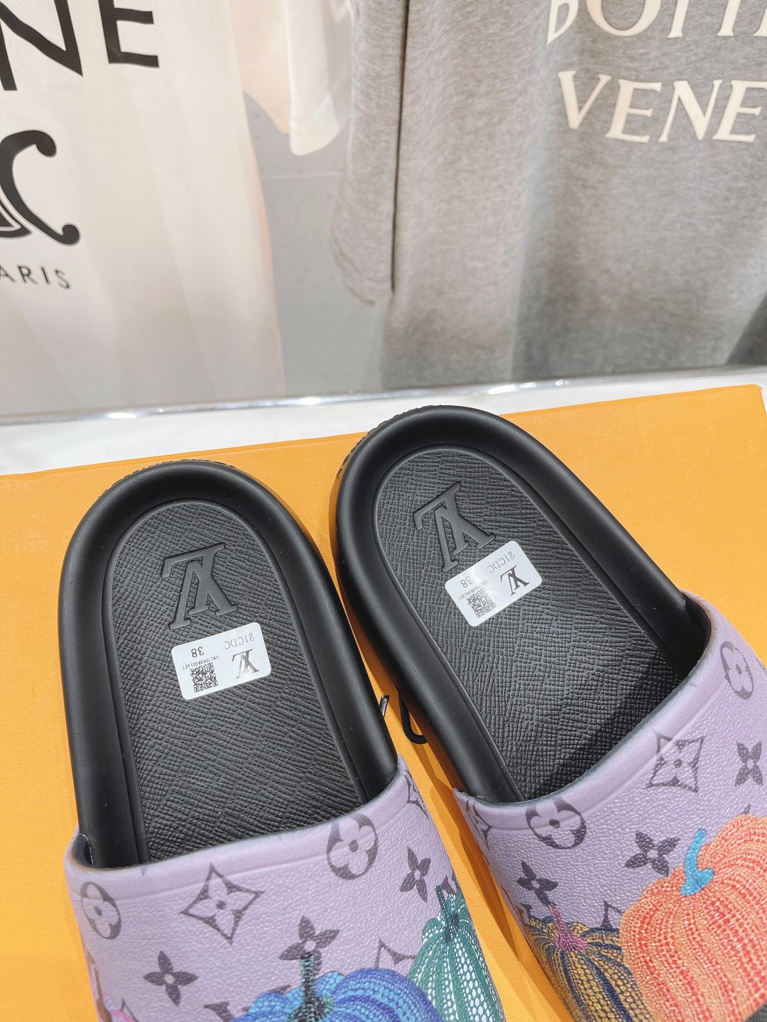 l0*is V*t0n slippers