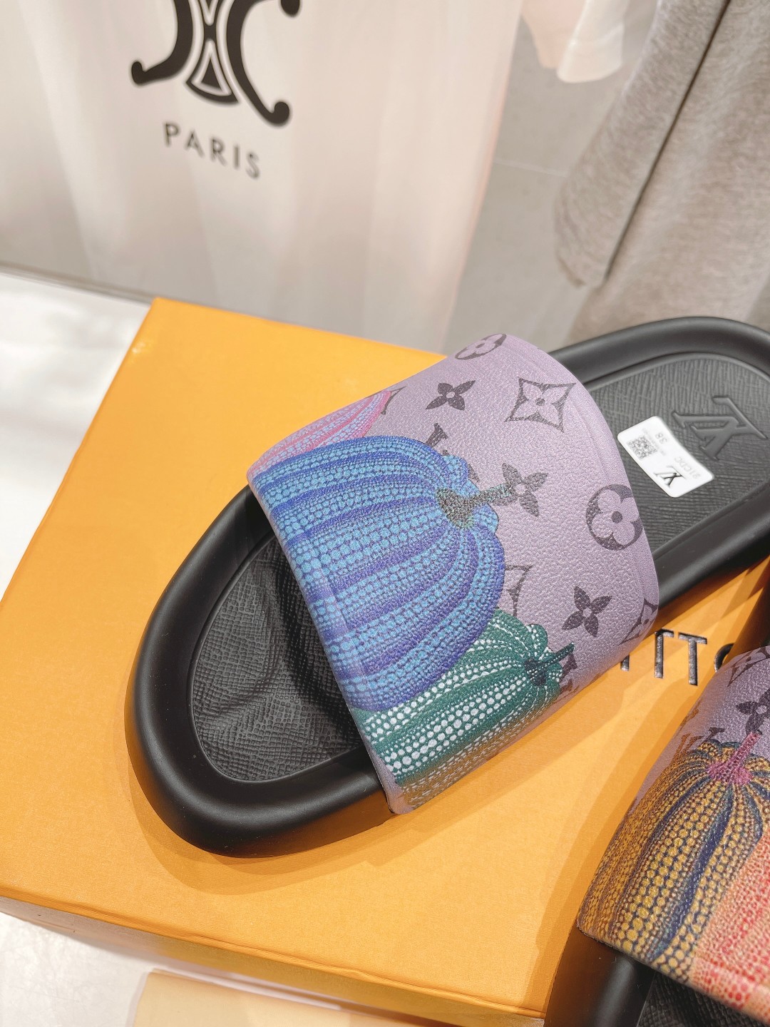 l0*is V*t0n slippers