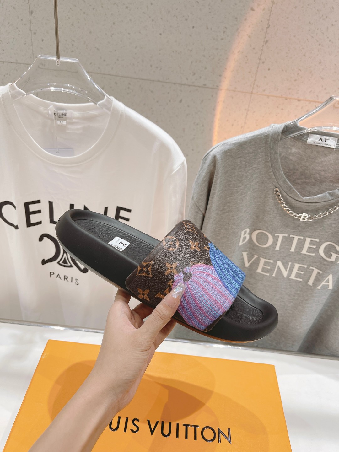 l0*is V*t0n slippers