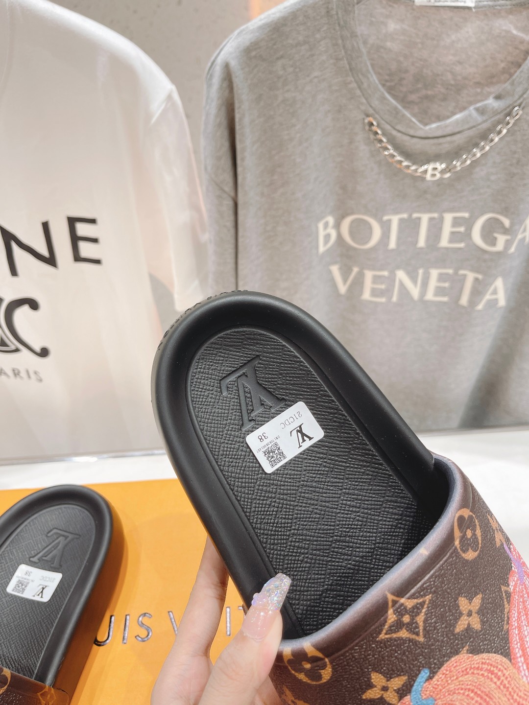 l0*is V*t0n slippers