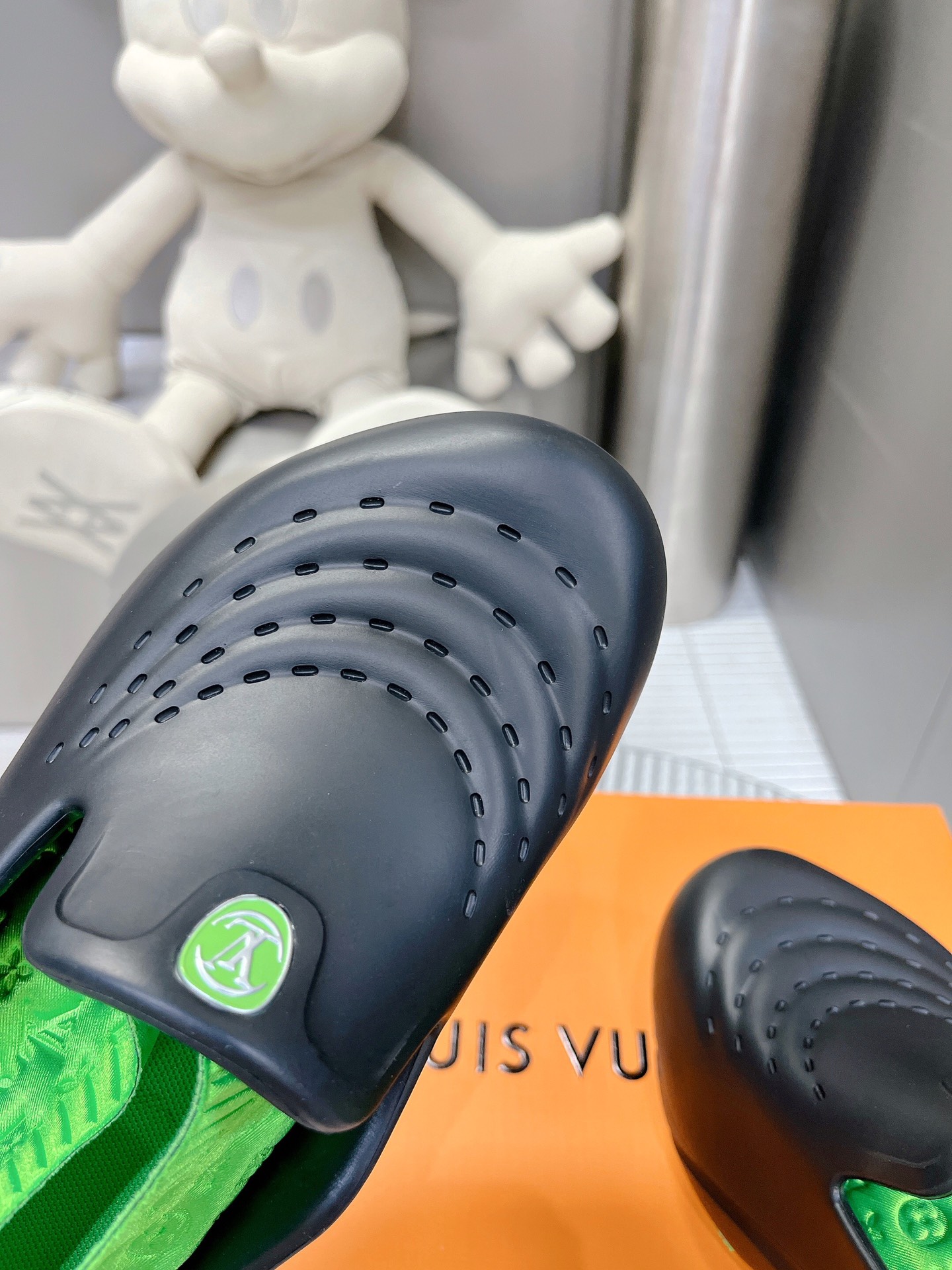 l0*is V*t0n shark clog slippers(eu35-40)