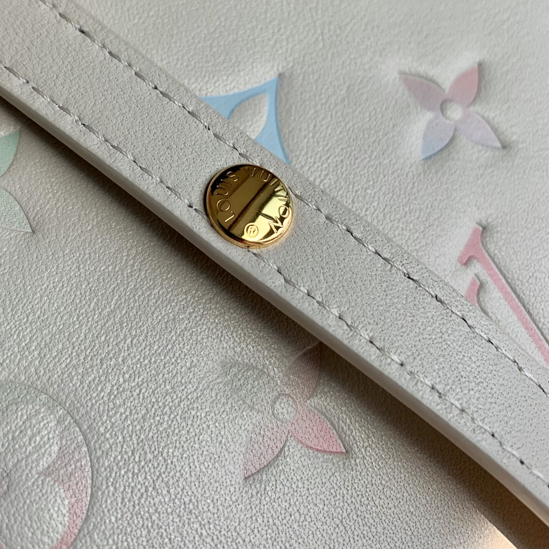 l0*is V*t0n coussin bb bag-21*16*7 cm