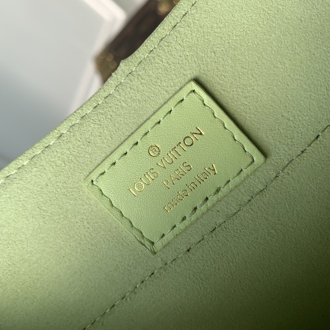 l0*is V*t0n hide & seek bag-21 x 15 x 8cm