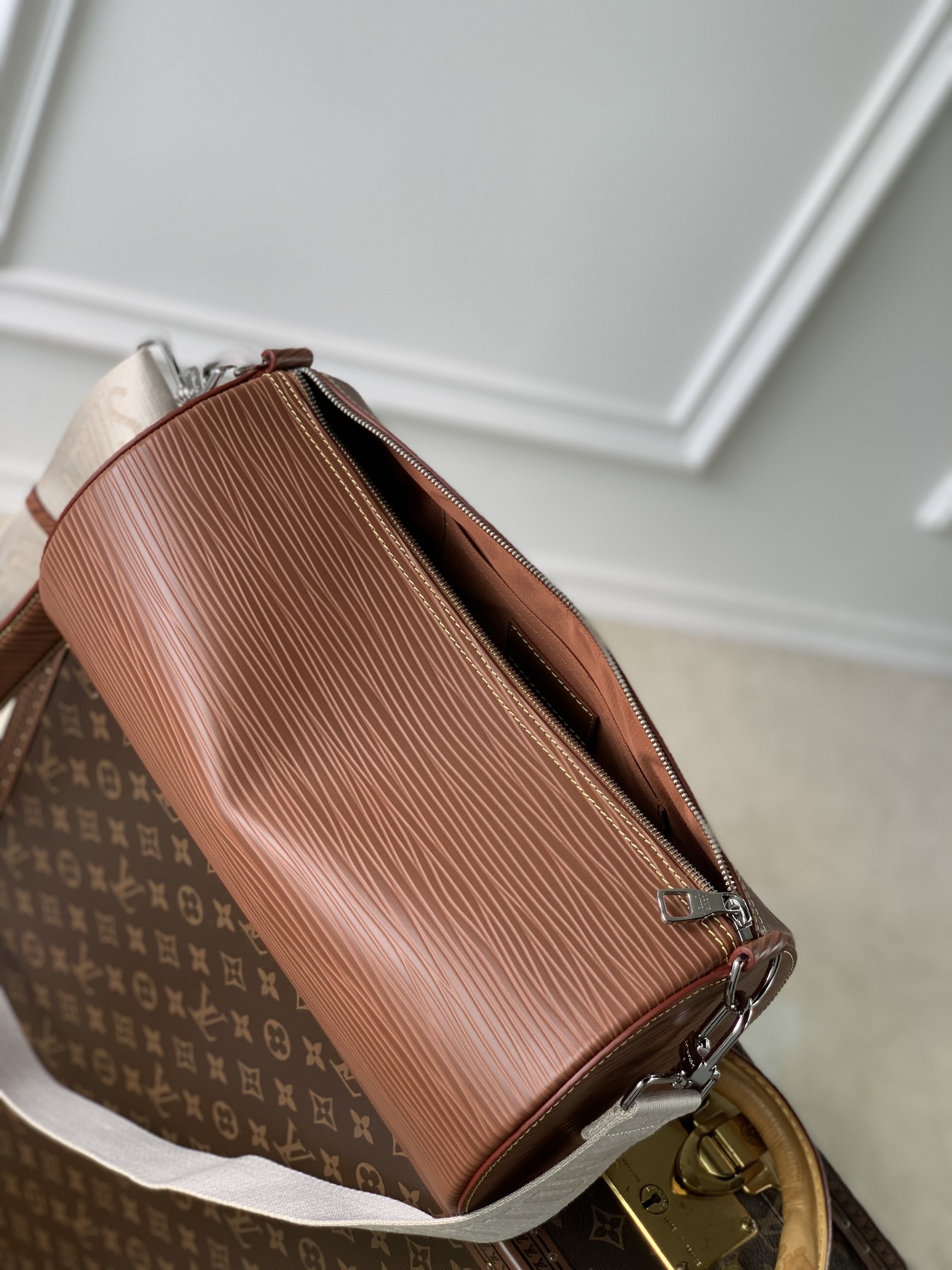 l0*is V*t0n soft polochon bag m46692-27x 15x 15cm