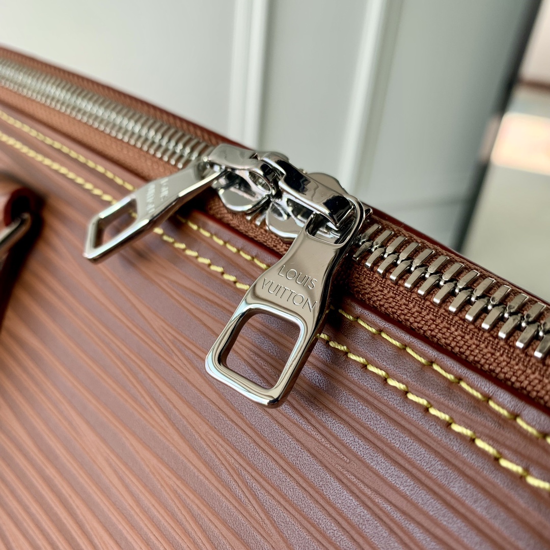 l0*is V*t0n alma travel bag-64 x 42 x 22cm