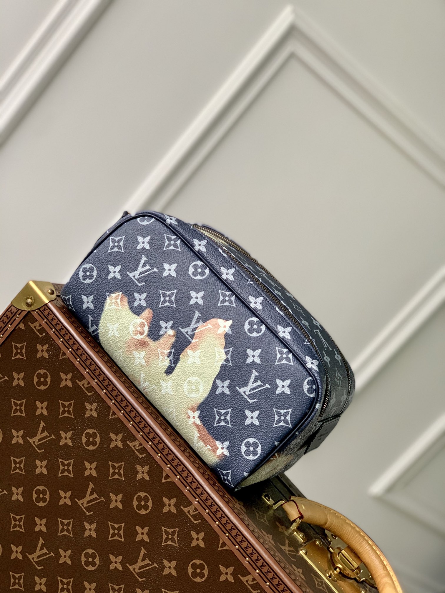 l0*is V*t0n dopp kit-28 x 15 x 16.5cm