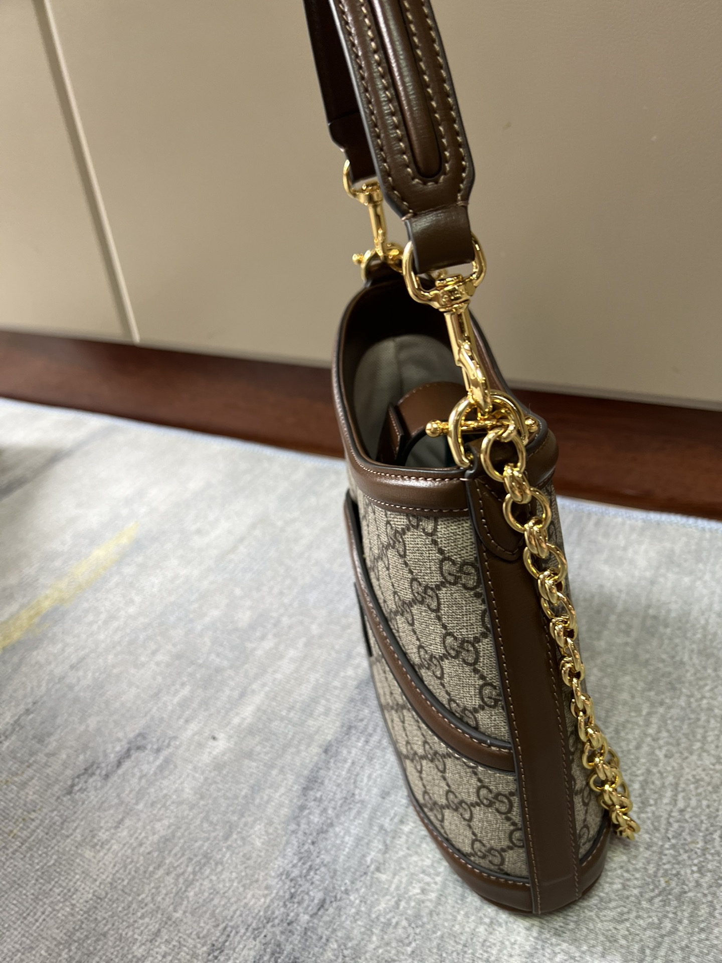 G*u*i tote 2023-25x 21x 9cm