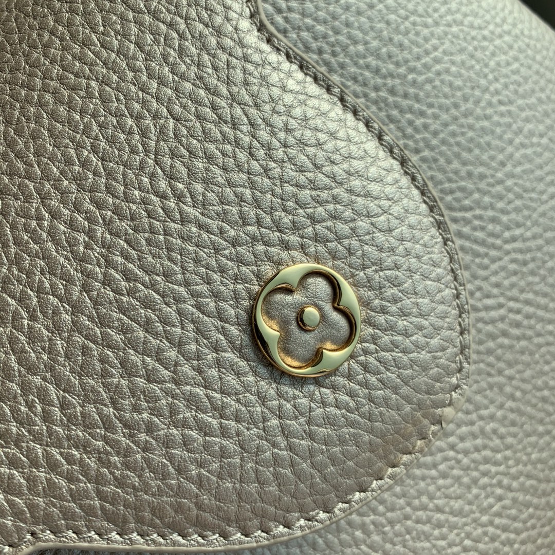 l0*is V*t0n capucines handlebag