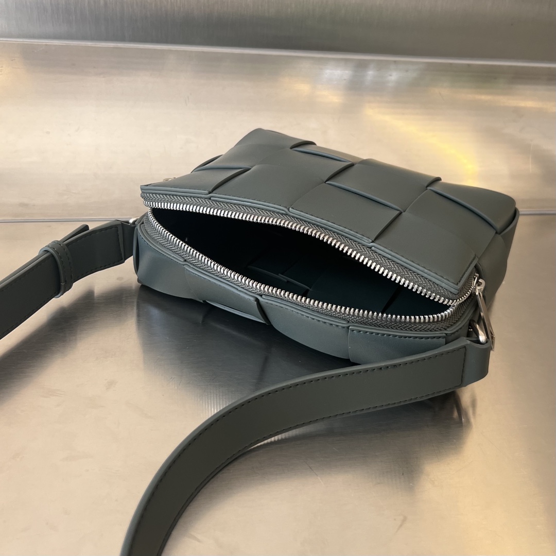 bo*te*ga Ve*ne*ta camera bag-20x15x5cm