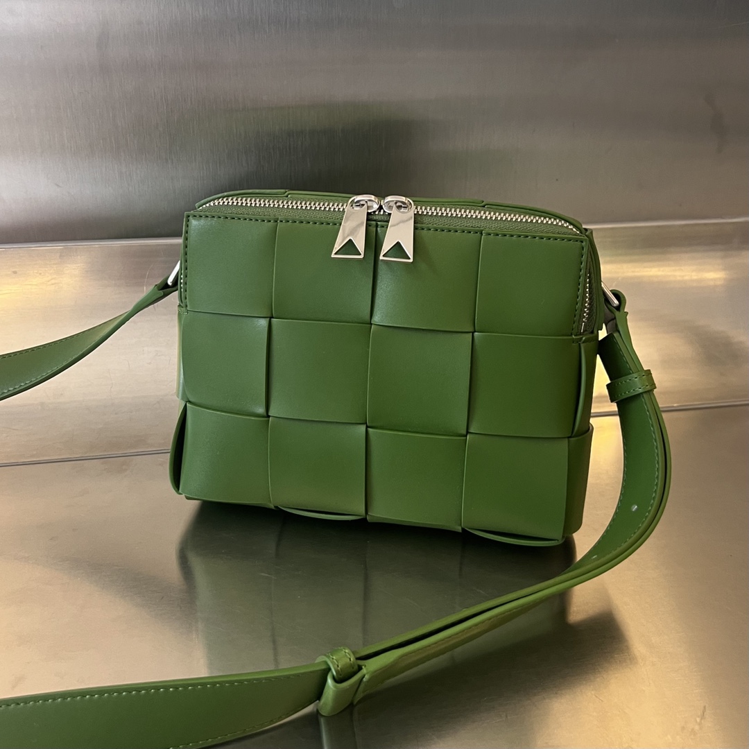 bo*te*ga Ve*ne*ta camera bag-20x15x5cm