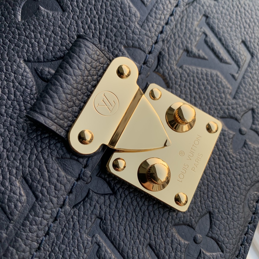 l0*is V*t0n wallet on chain-22 x 15 x 5.5cm