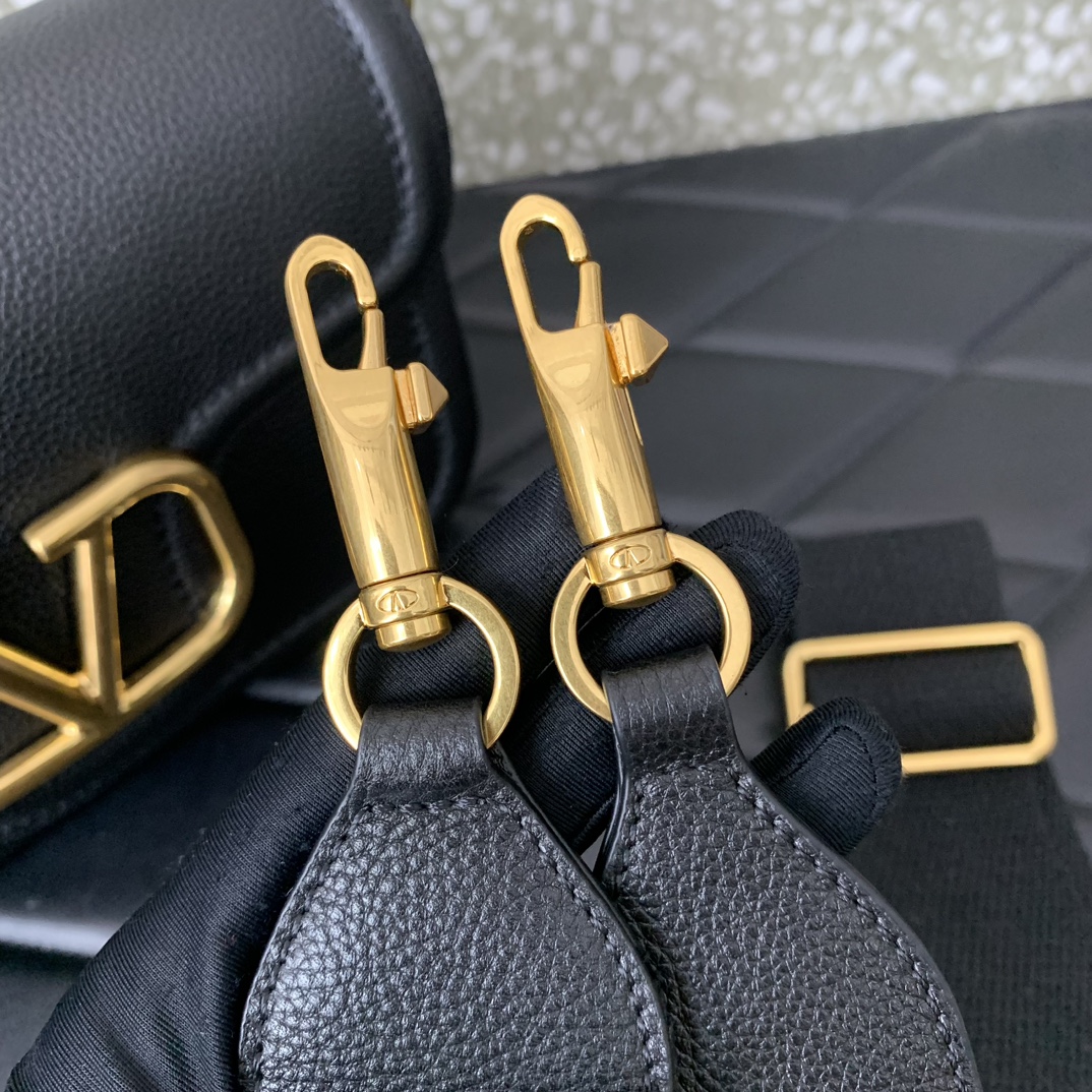 Va1e*ntin0 garavani allnite bag-23.5✖️18✖️8cm