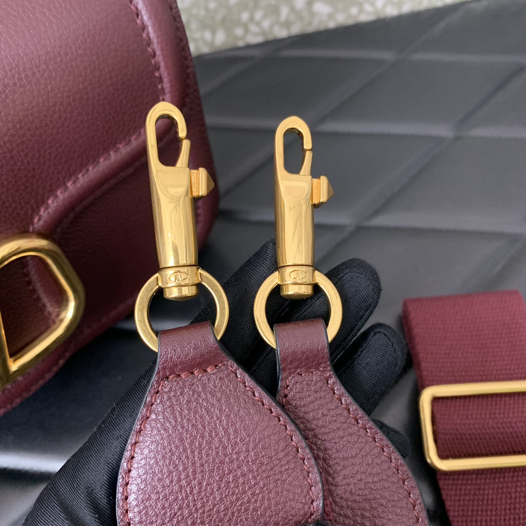 Va1e*ntin0 garavani allnite bag-23.5✖️18✖️8cm