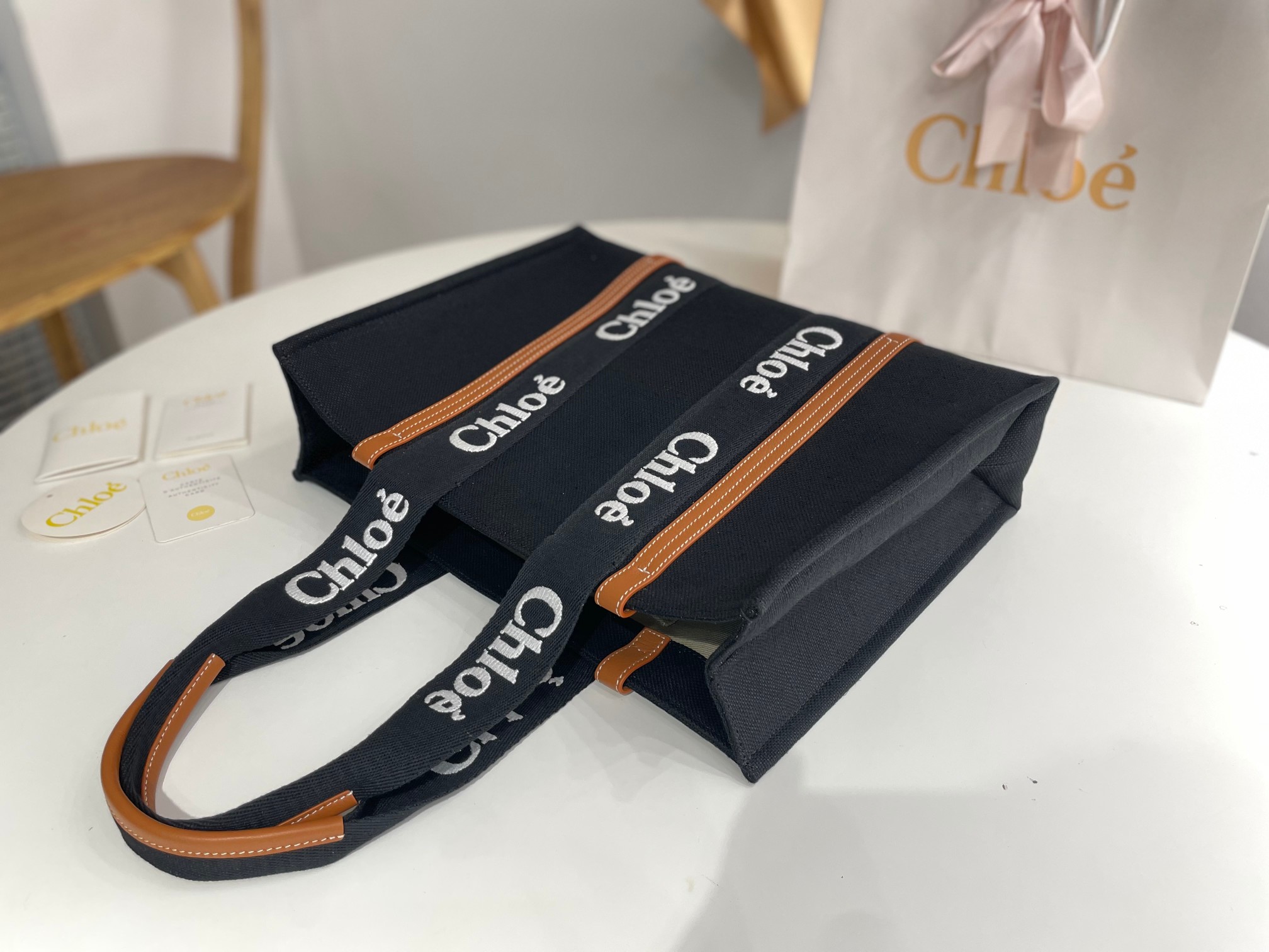 Ch10e woody tote bag