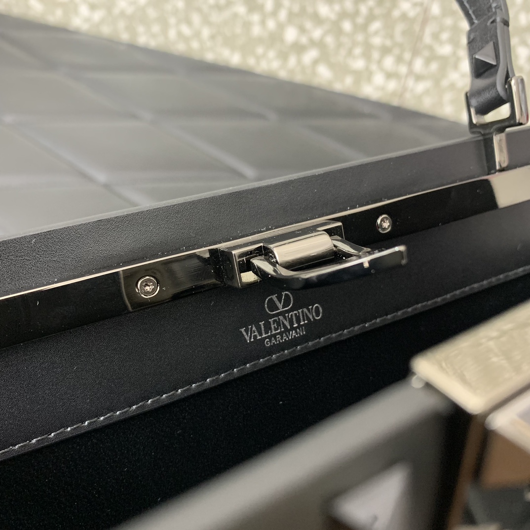Va1e*ntin0 garavani rockstud 23 bag-28*14*8cm