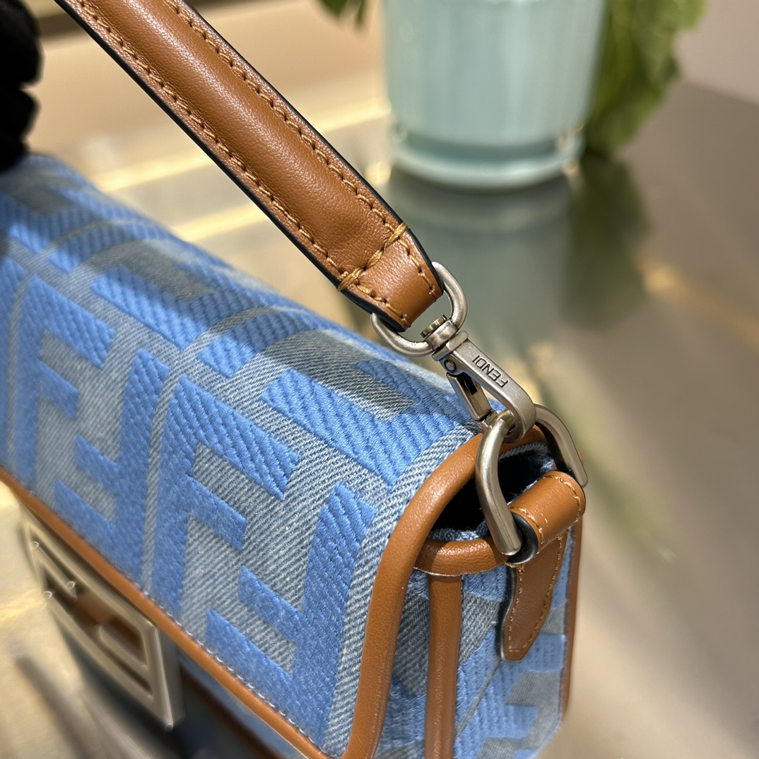 F**di baguette bag-19x10x4cm