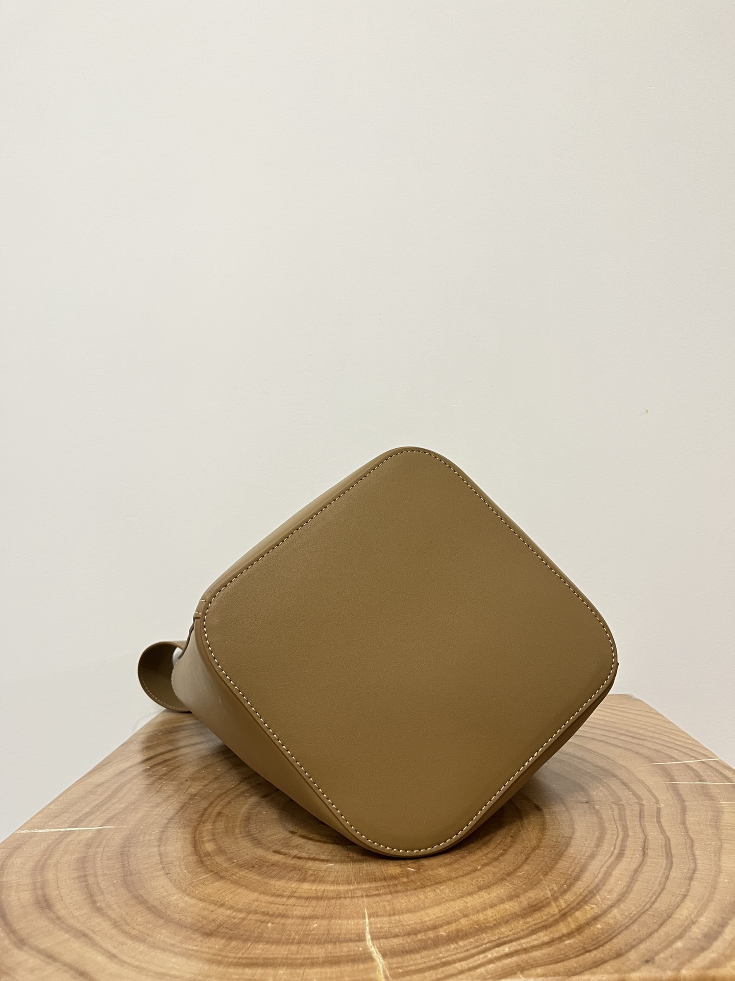 L0ew* pebble bucket bag-28*24*23cm