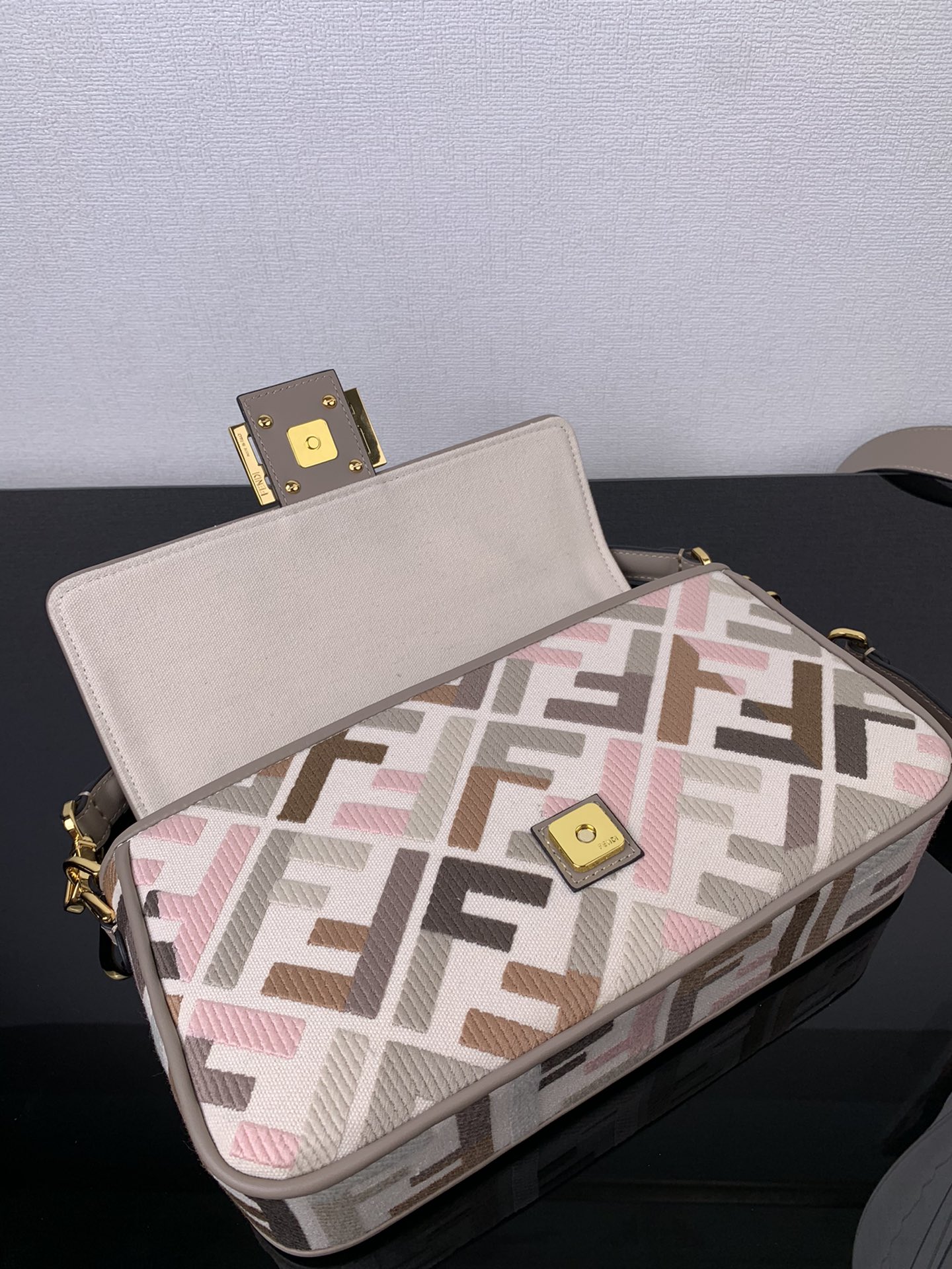 F**di baguette bag-26x15x6cm