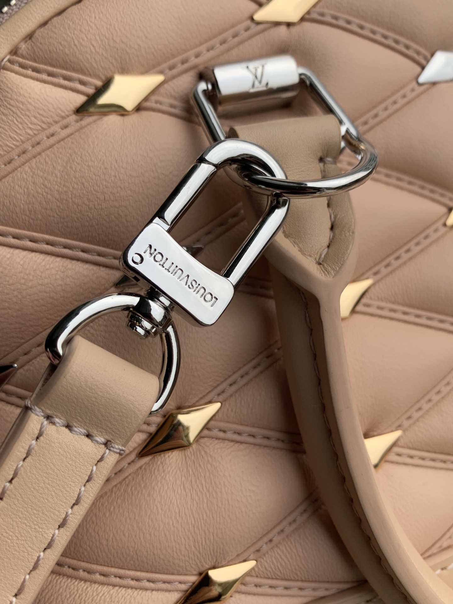 l0*is V*t0n alma bb m24062-23.5 x 17.5 x 11.5cm